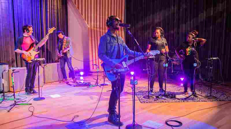 Watch Black Pumas Perform 'Colors' Live In The Studio