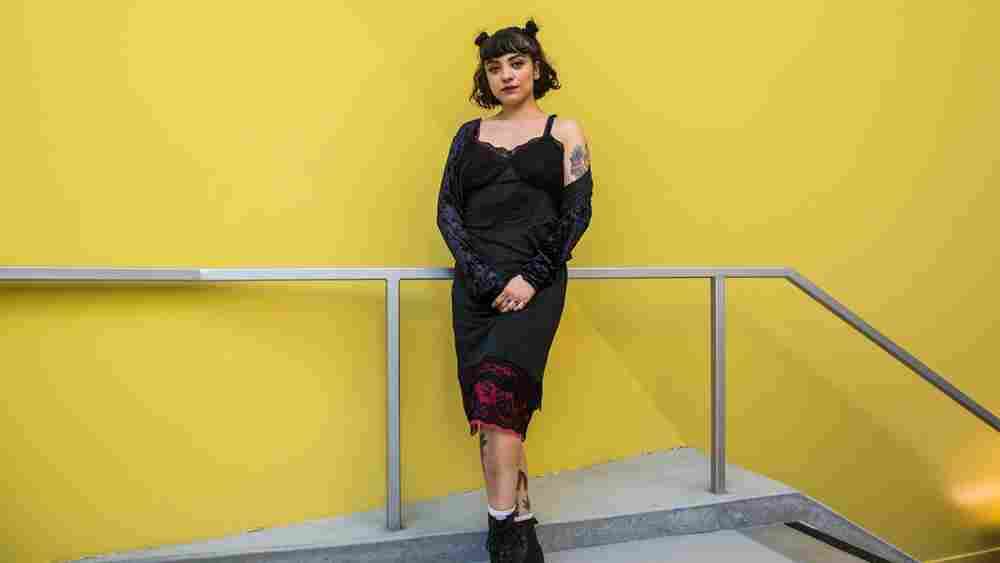 Watch Mon Laferte Perform 'El Beso' Live In The Studio